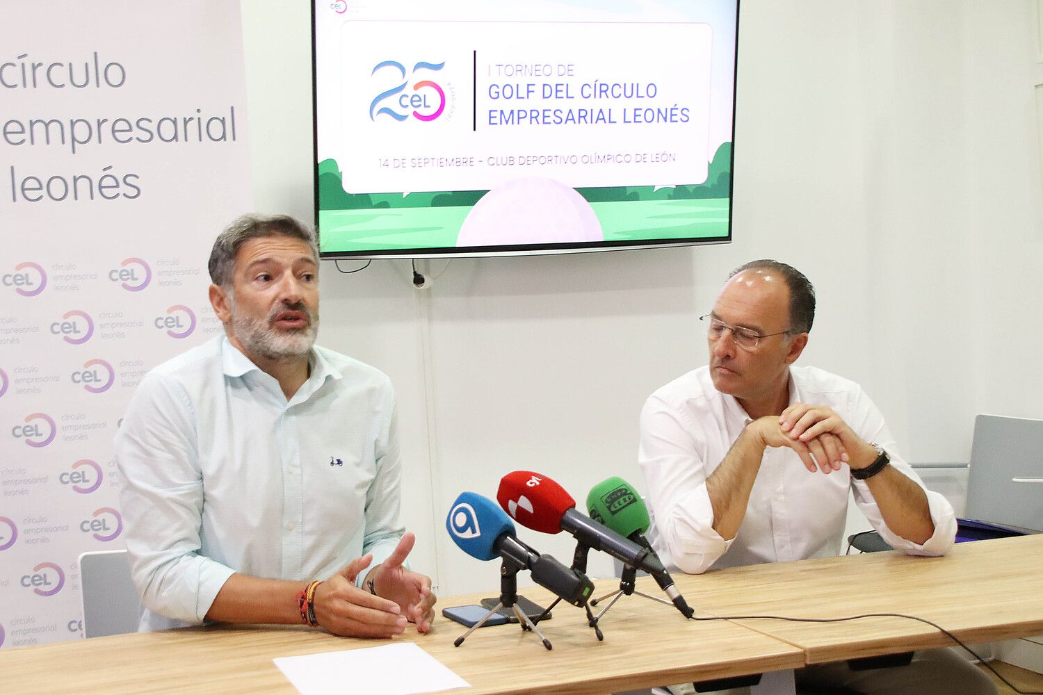 El presidente del Círculo Empresarial Leonés, Julio César Álvarez Alonso (I) presenta un torneo de golf organizado dentro de los actos que conmemoran el 25 aniversario de la asociación