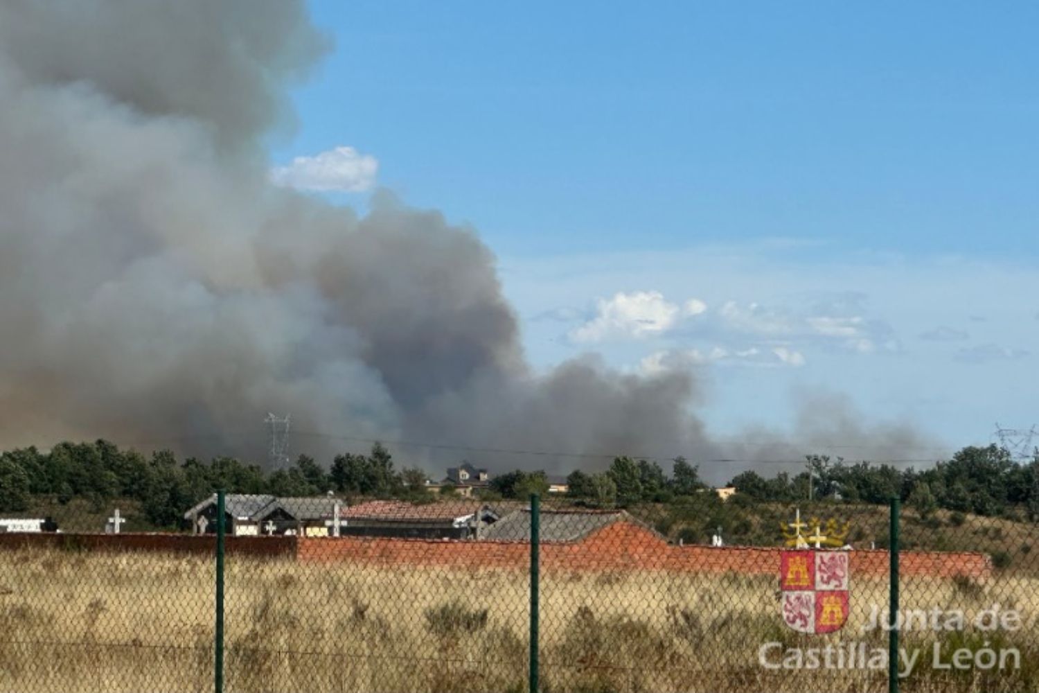 Medios terrestres y aéreos luchan contra un incendio forestal en La Aldea de la Valdoncina