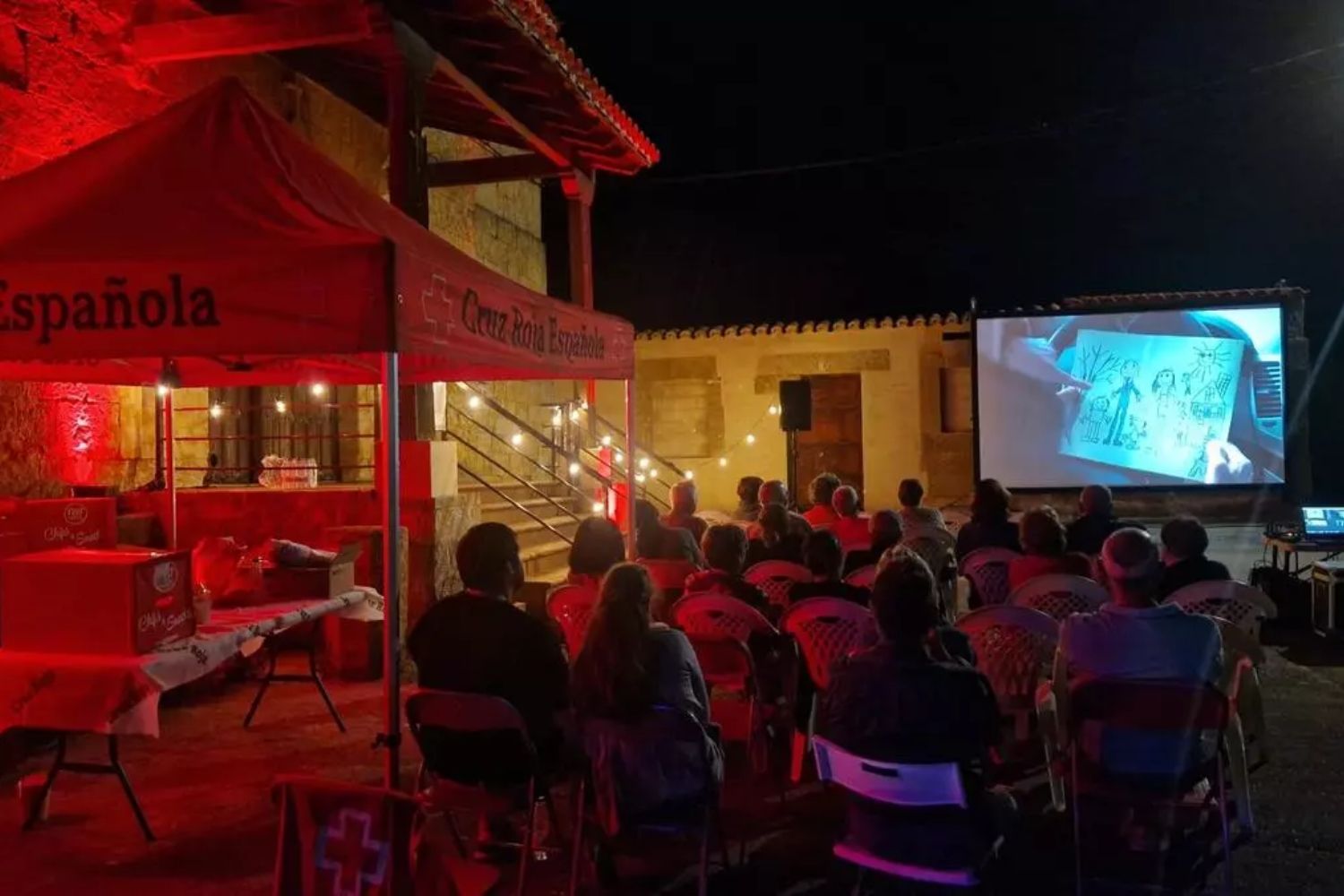 Imagen de un cine de verano en pueblo | Cruz Roja.