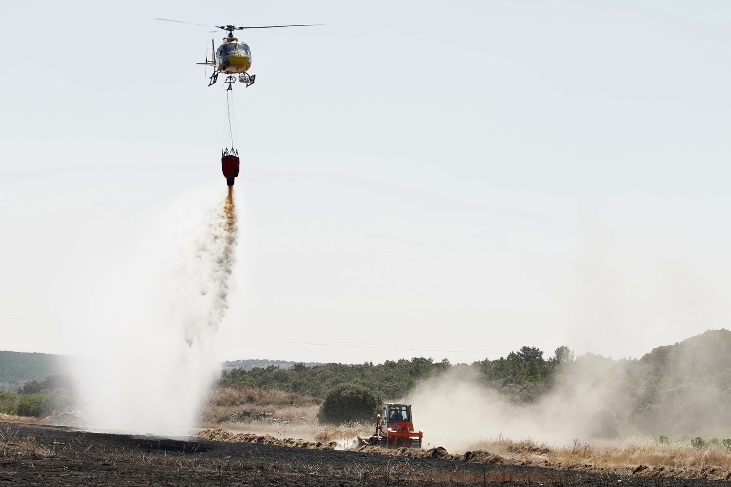 El incendio forestal de Castrillo de los Polvazaresbaja a nivel 1 | Campillo / ICAL.