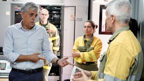  El incendio forestal de Castrillo de los Polvazares  baja a nivel 1 | Campillo / ICAL.