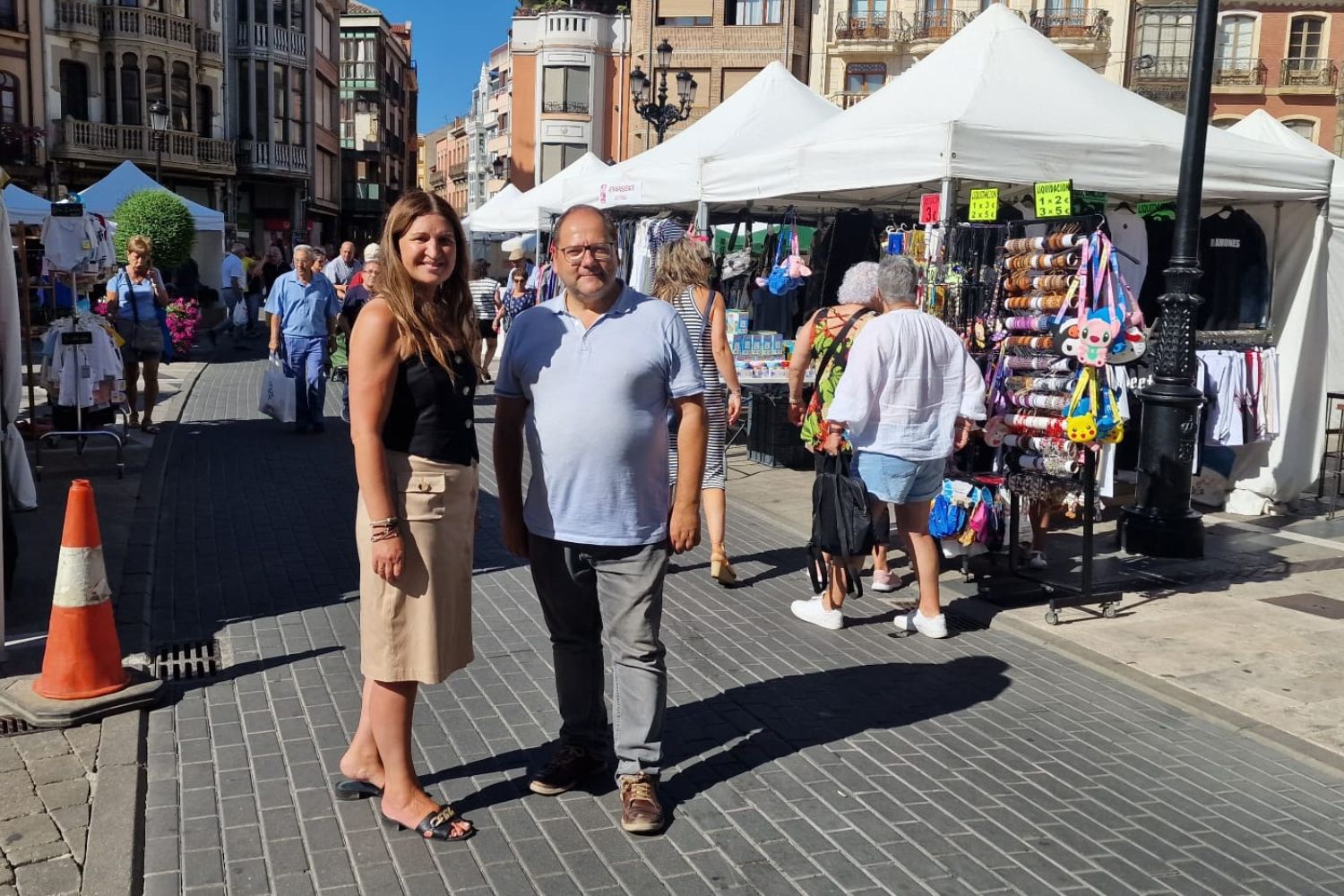 La Feria del Stock de La Bañeza (León)  vuelve a llenar la Plaza Mayor de ofertas y ambiente festivo