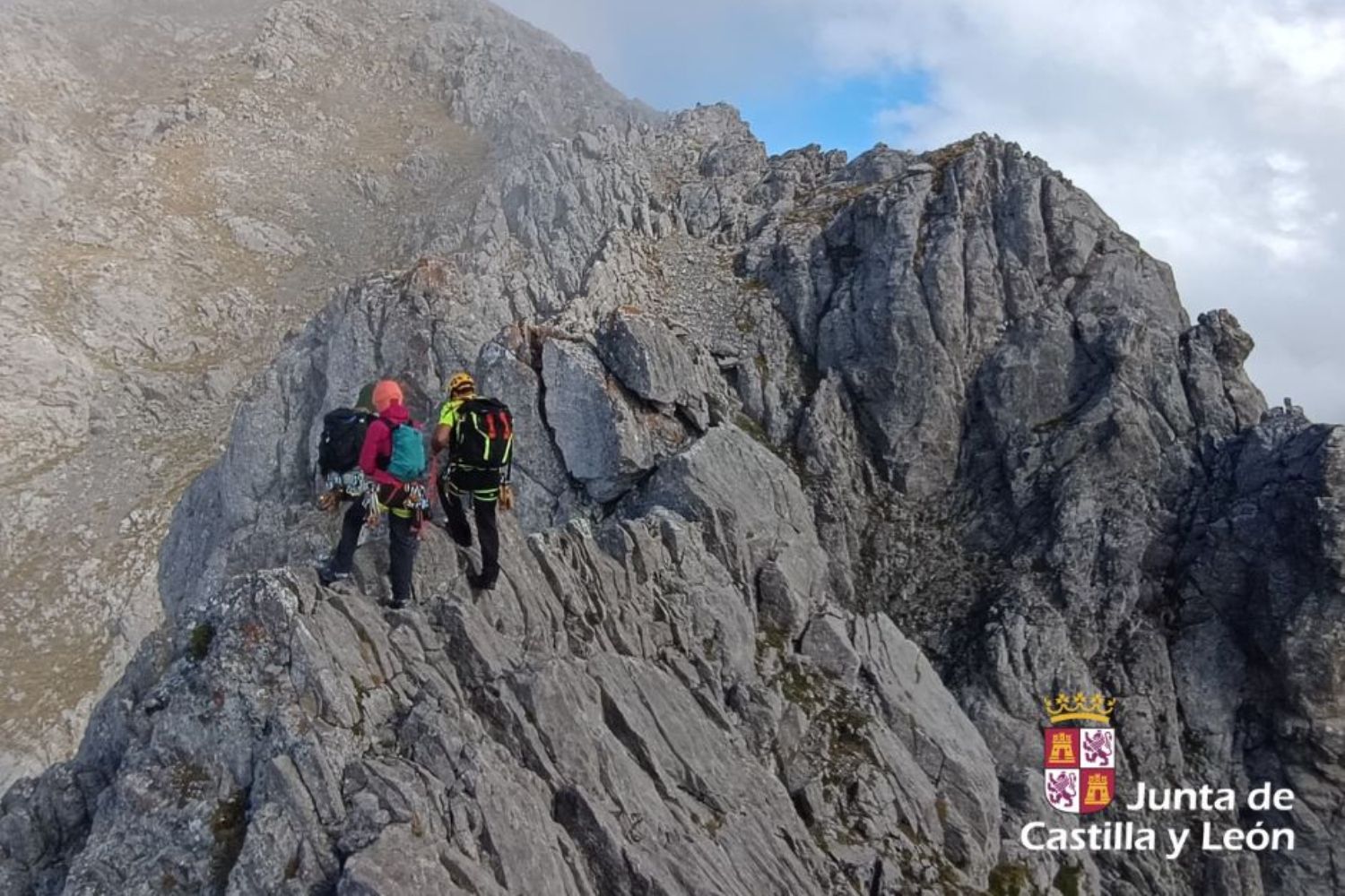 Rescatan a dos montañeros en Peña Ubiña (León) tras quedar enriscados