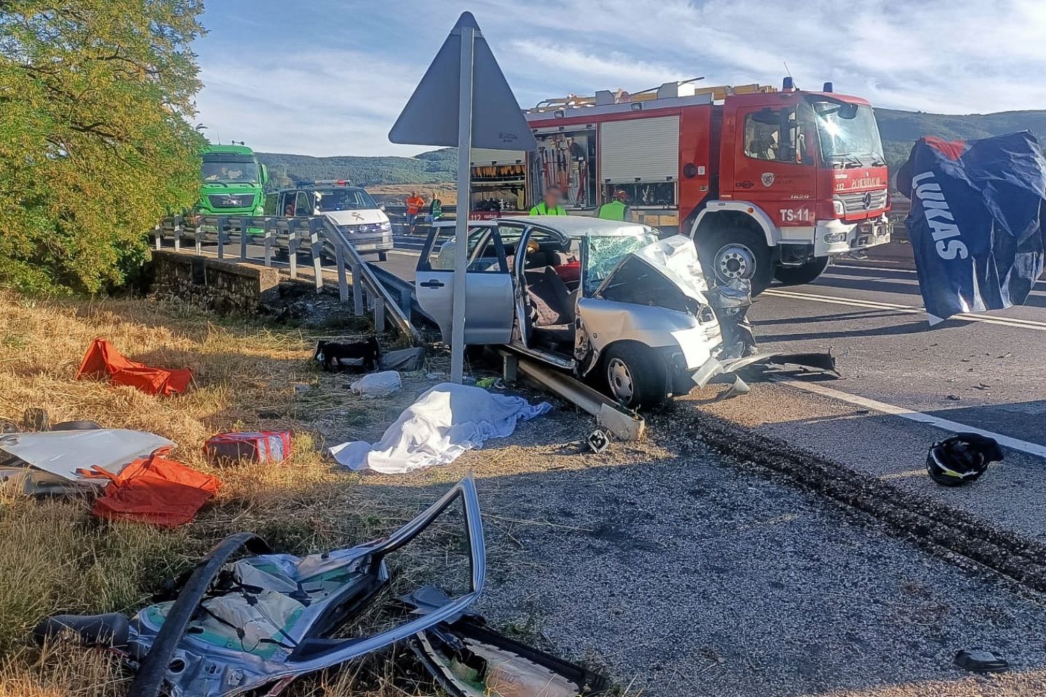 Dos fallecidas en un accidente entre un coche y un camión en La Pola de Gordón (León) - Bomberos de León