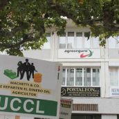 Concentración de UCCL de León a las puertas de la oficina de Agroseguro