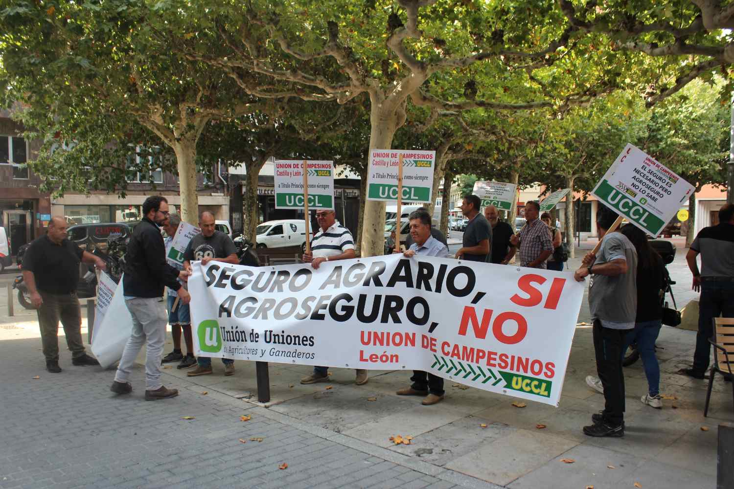 Concentración de UCCL de León a las puertas de la oficina de Agroseguro