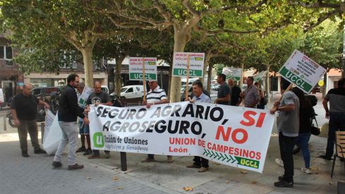 Concentración de UCCL de León a las puertas de la oficina de Agroseguro