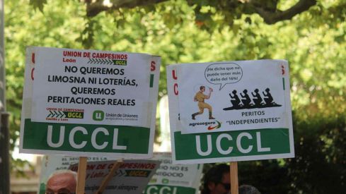 Concentración de UCCL de León a las puertas de la oficina de Agroseguro