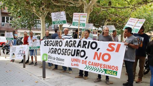  Concentración de UCCL de León a las puertas de la oficina de Agroseguro