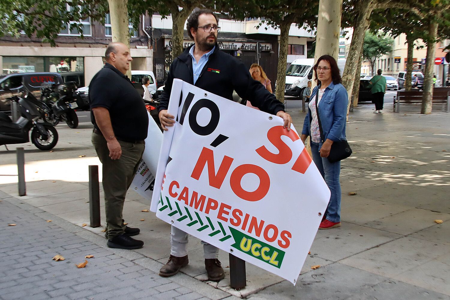 Concentración de UCCL de León a las puertas de la oficina de Agroseguro