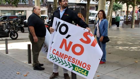 Concentración de UCCL de León a las puertas de la oficina de Agroseguro