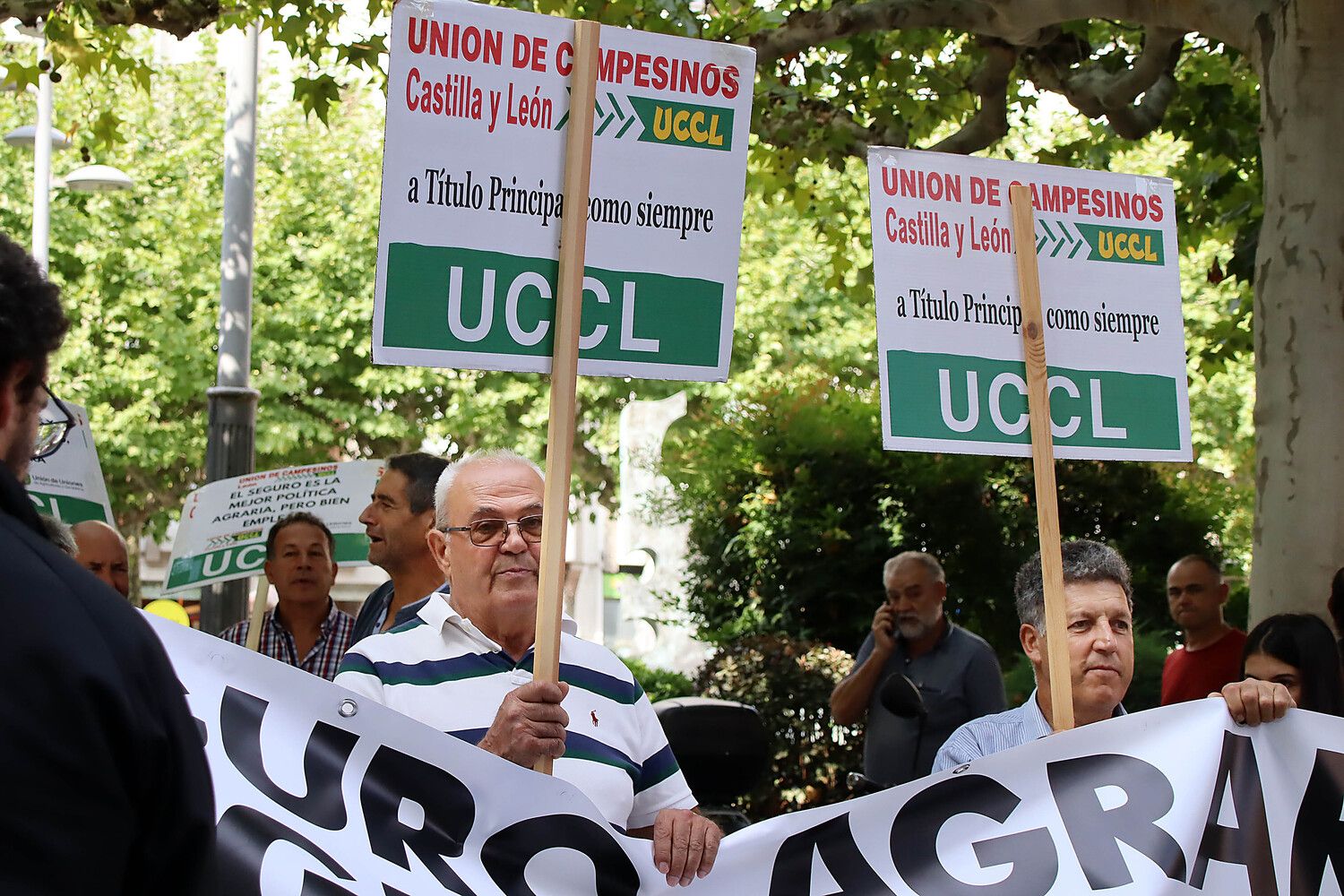 Concentración de UCCL de León a las puertas de la oficina de Agroseguro