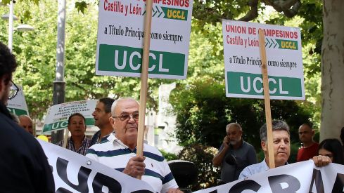 Concentración de UCCL de León a las puertas de la oficina de Agroseguro