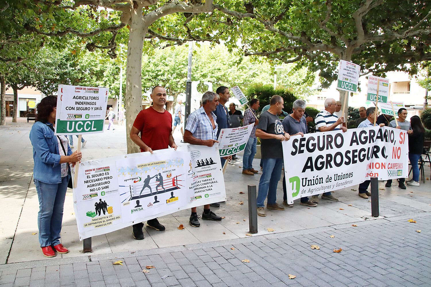 Concentración de UCCL de León a las puertas de la oficina de Agroseguro