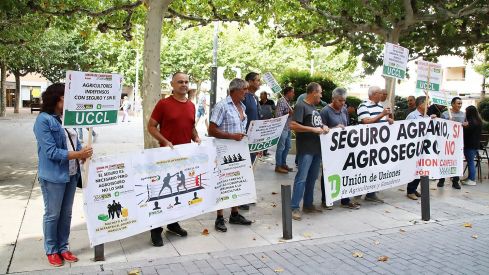 Concentración de UCCL de León a las puertas de la oficina de Agroseguro