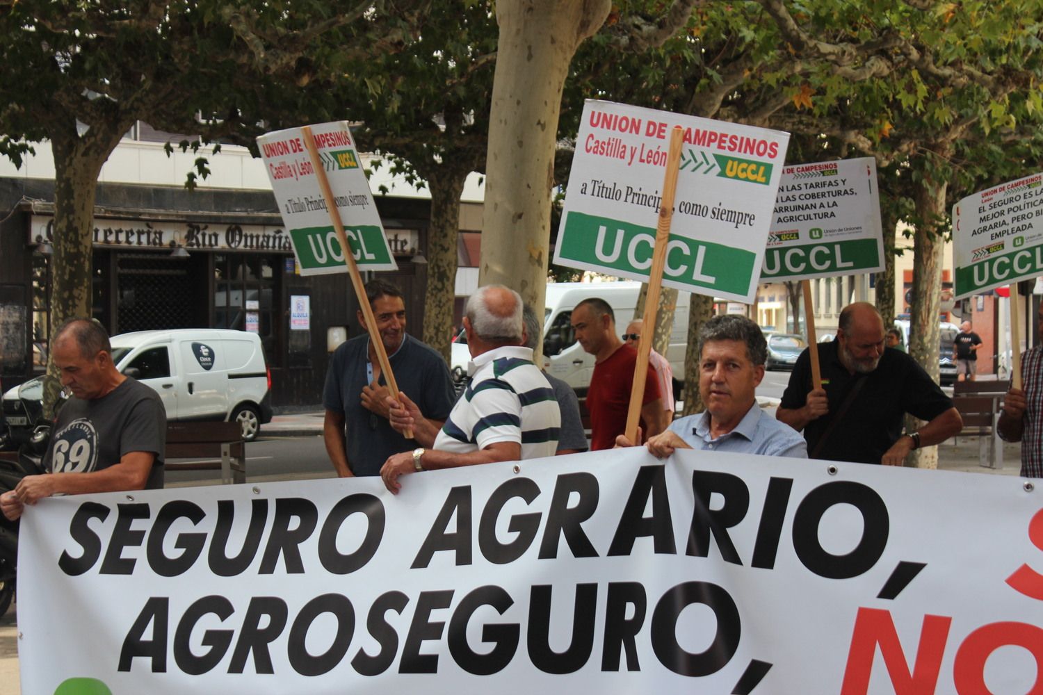 Concentración de UCCL de León a las puertas de la oficina de Agroseguro