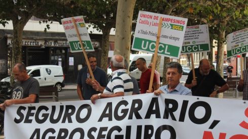 Concentración de UCCL de León a las puertas de la oficina de Agroseguro