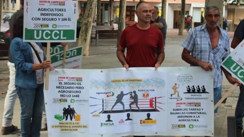 Concentración de UCCL de León a las puertas de la oficina de Agroseguro