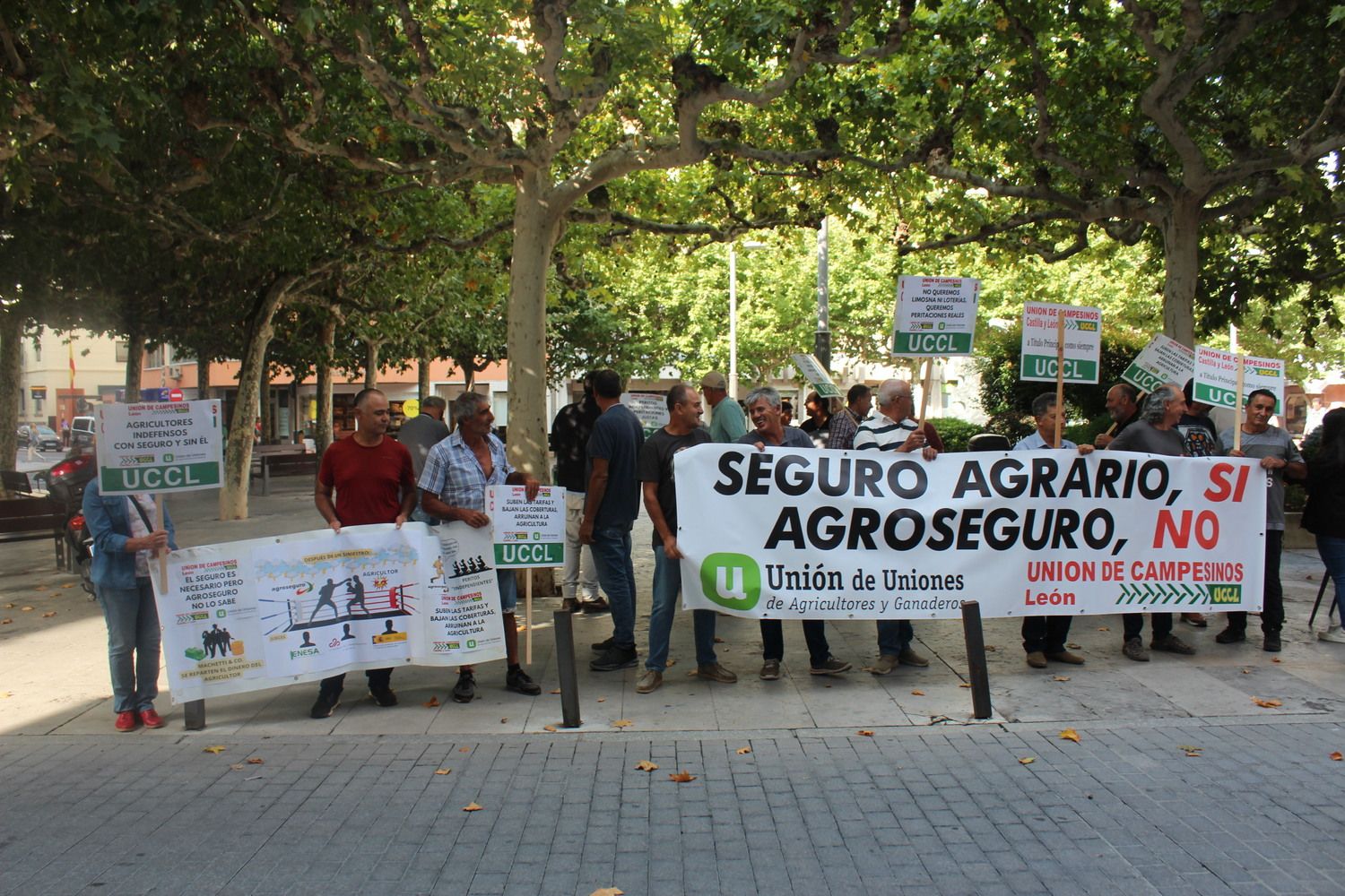 Concentración de UCCL de León a las puertas de la oficina de Agroseguro