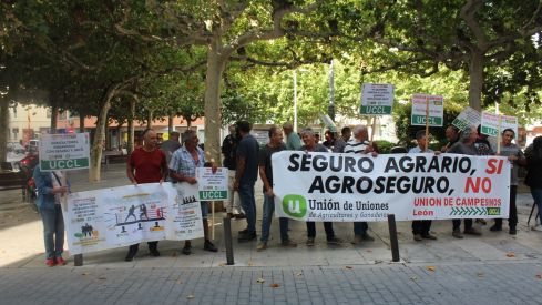 Concentración de UCCL de León a las puertas de la oficina de Agroseguro