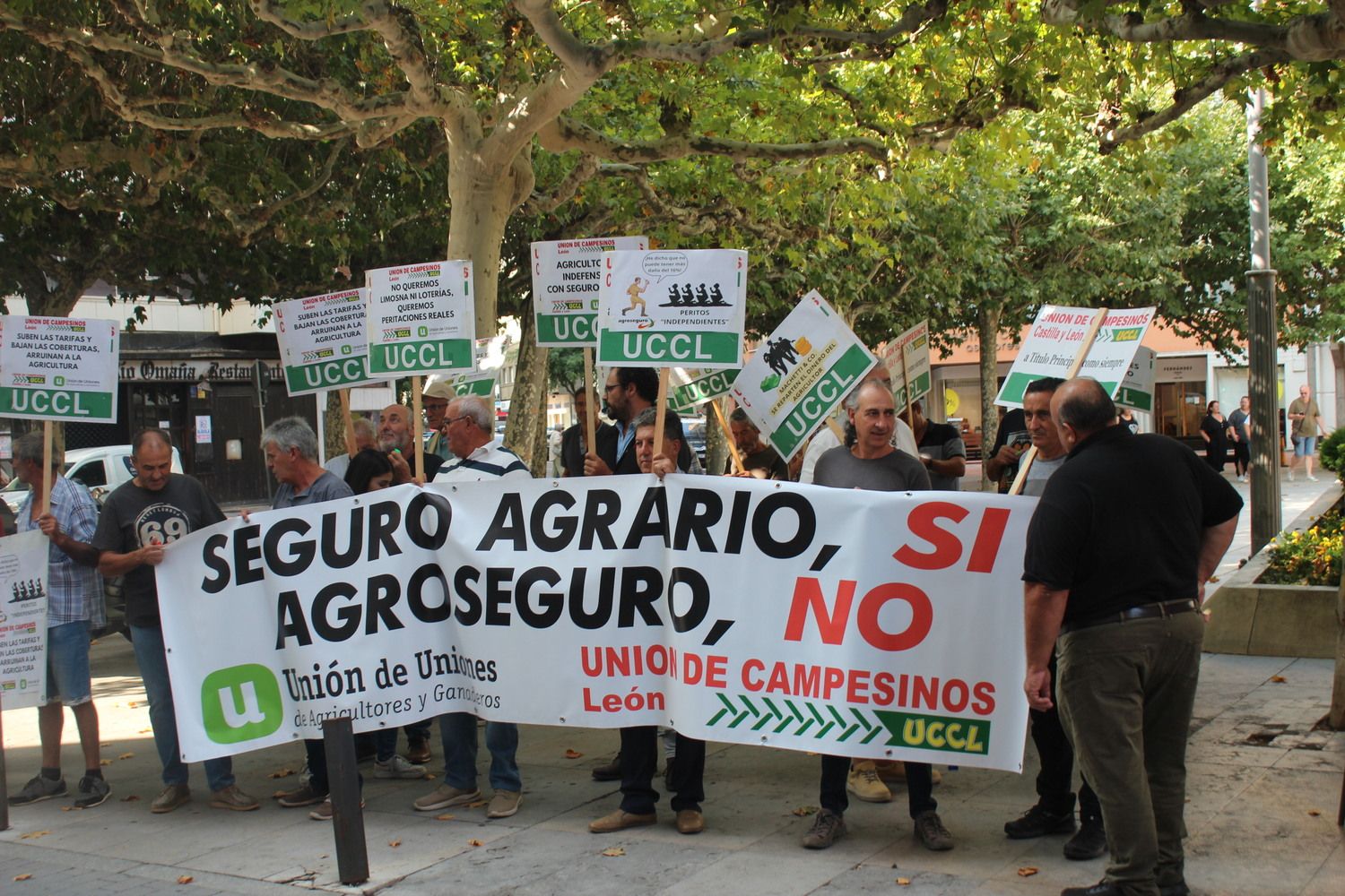 Concentración de UCCL de León a las puertas de la oficina de Agroseguro