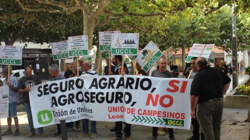 Concentración de UCCL de León a las puertas de la oficina de Agroseguro