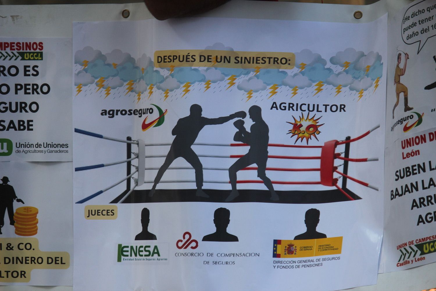 Concentración de UCCL de León a las puertas de la oficina de Agroseguro