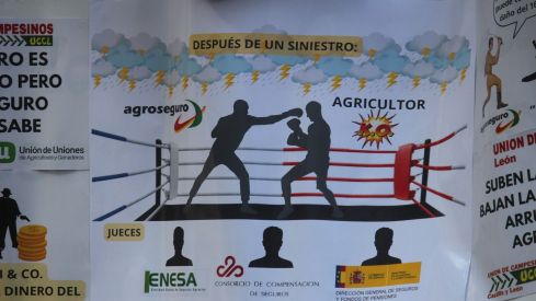 Concentración de UCCL de León a las puertas de la oficina de Agroseguro