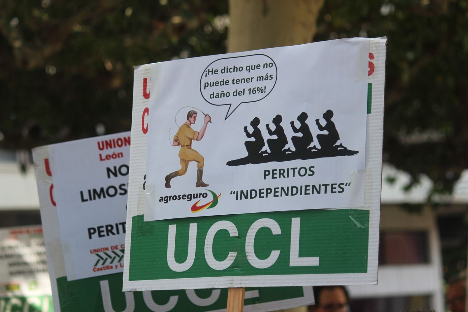 Concentración de UCCL de León a las puertas de la oficina de Agroseguro