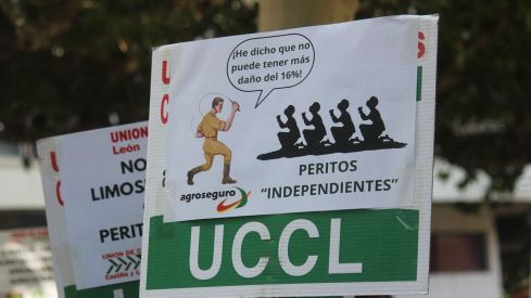 Concentración de UCCL de León a las puertas de la oficina de Agroseguro