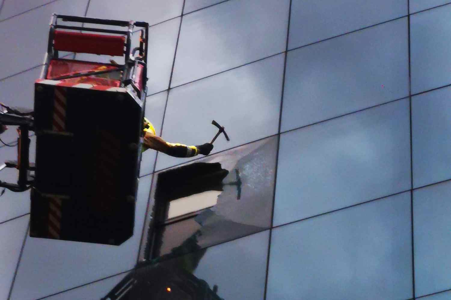 El paso de la DANA por León obliga a intervenir a los Bomberos en el Edificio Europa