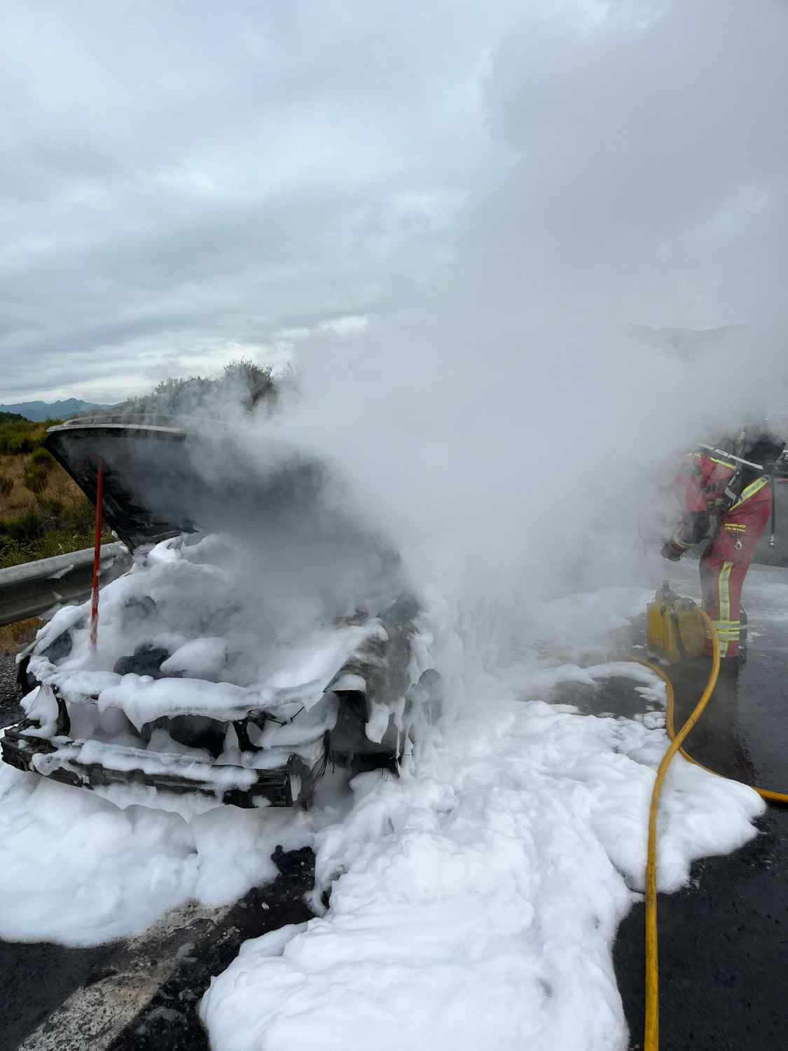 coche ardiendo ap 66 (1)