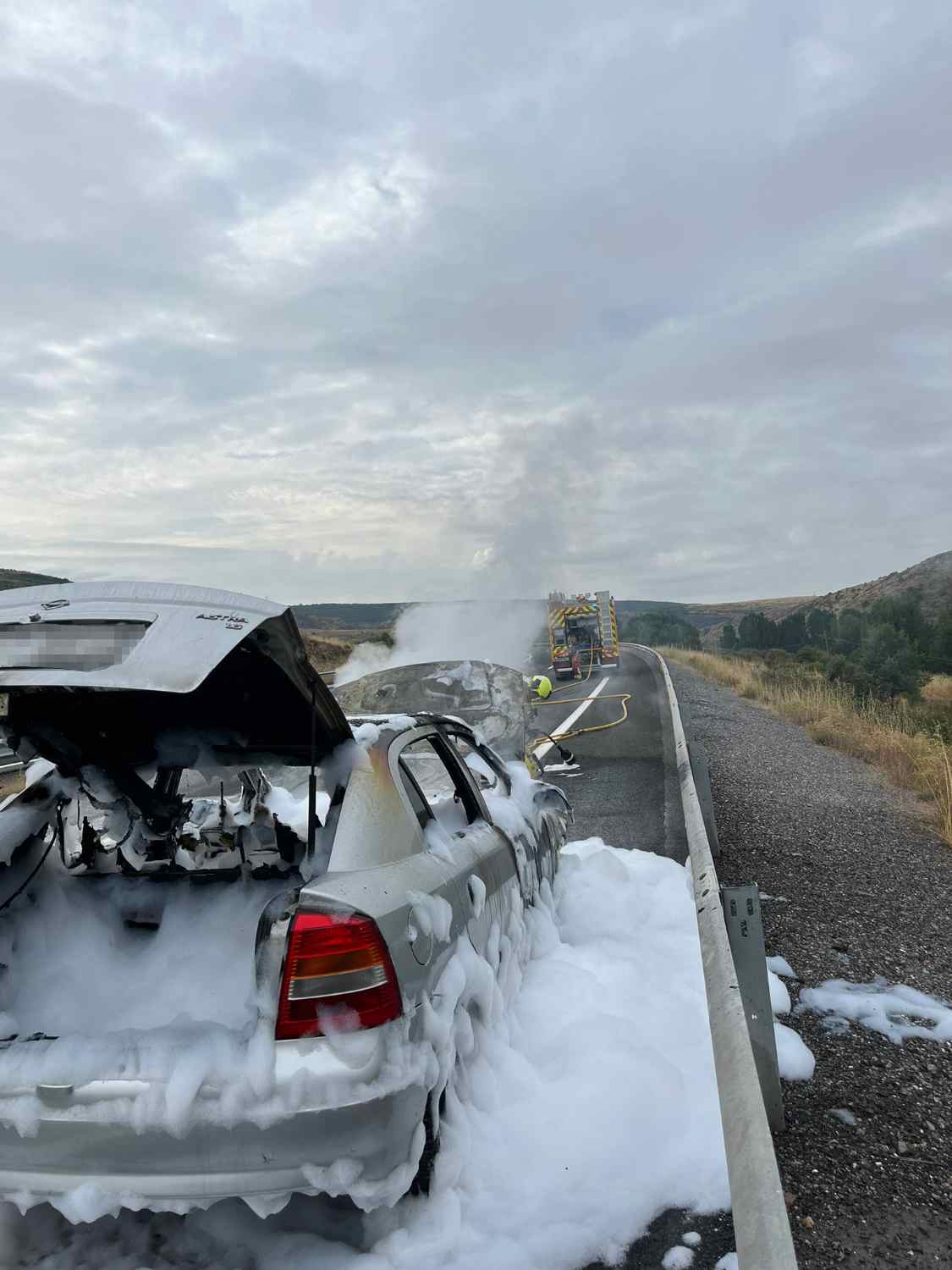 coche ardiendo ap 66 (2)