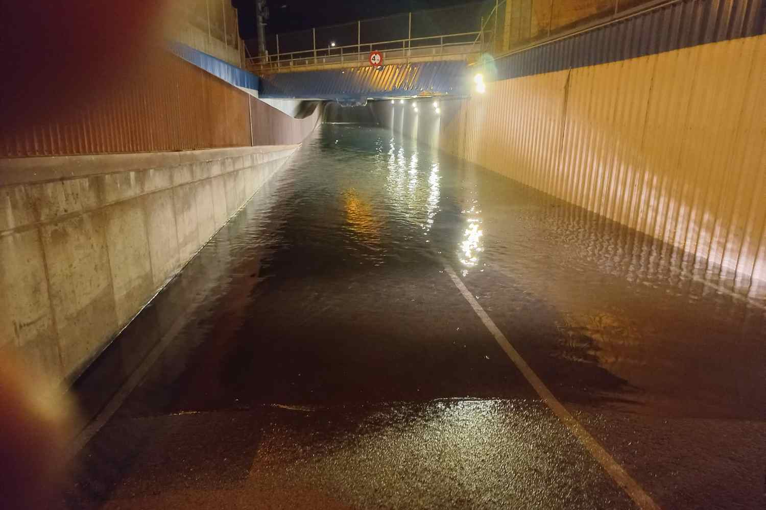 La lluvia inunda uno de los túneles de la calle del Príncipe de Trobajo del Camino (León) | FB: Santiago Rodriguez Cristiano