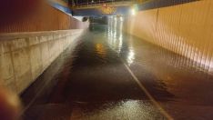 La lluvia inunda uno de los túneles de la calle del Príncipe de Trobajo del Camino (León) | FB: Santiago Rodriguez Cristiano