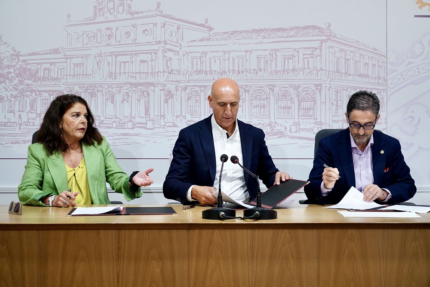 Firma de un convenio entre el Ayuntamiento de León y el Colegio Oficial de Graduados Sociales