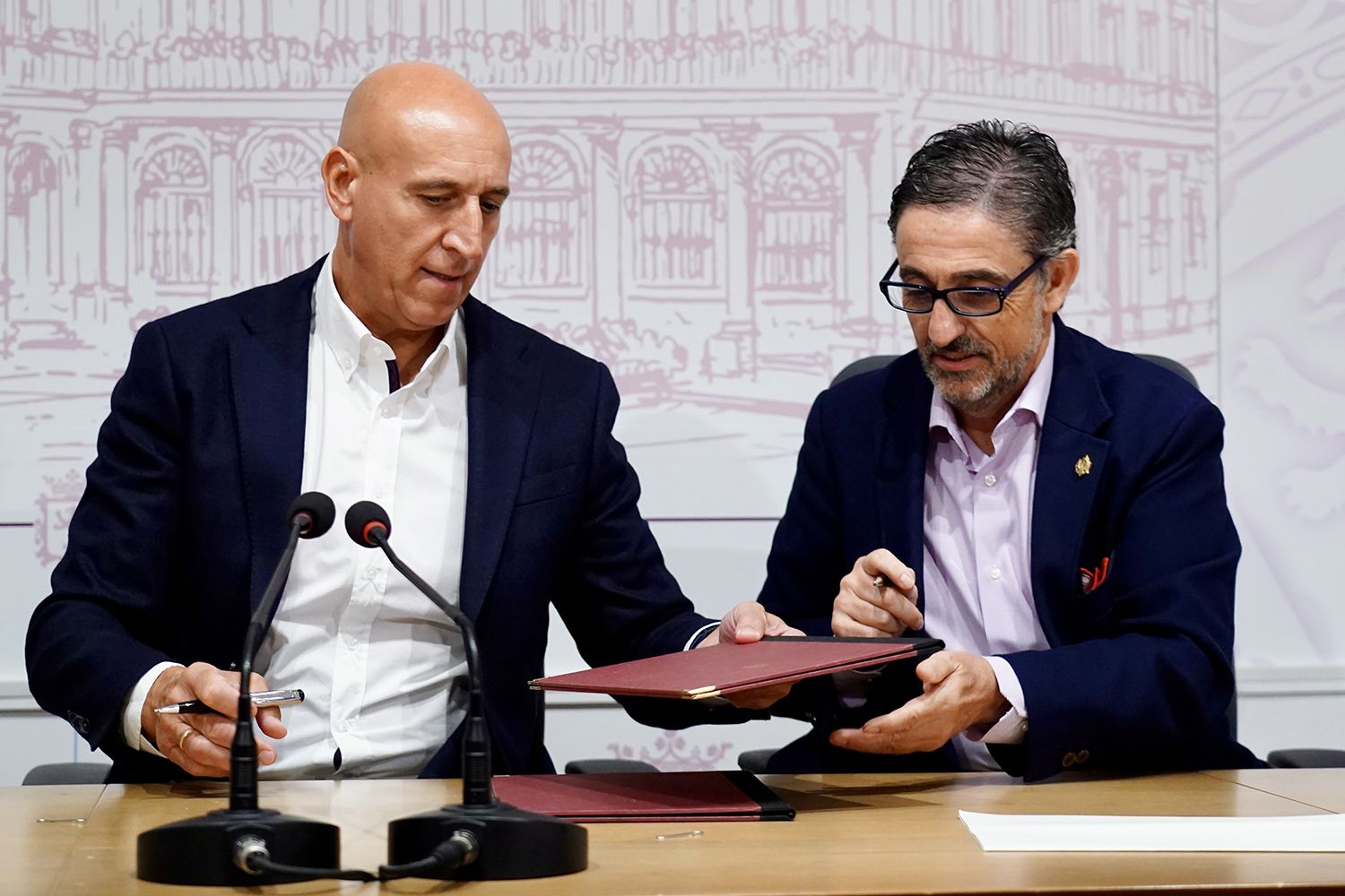 Firma de un convenio entre el Ayuntamiento de León y el Colegio Oficial de Graduados Sociales