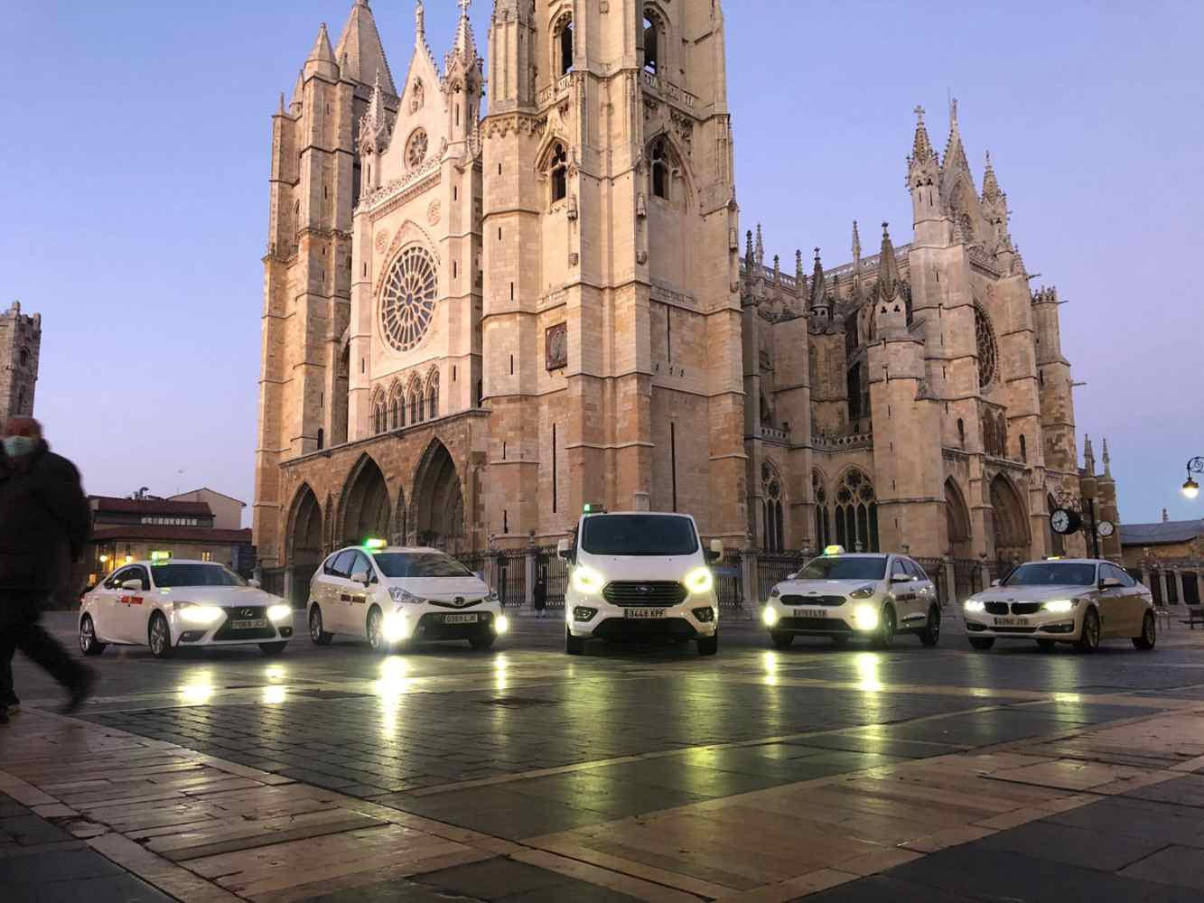 Taxis a los pies de la Catedral de León