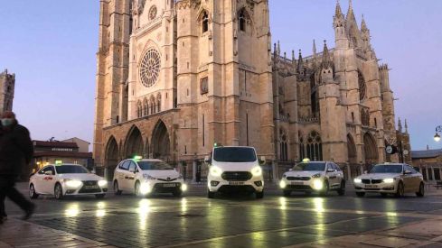 Taxis a los pies de la Catedral de León