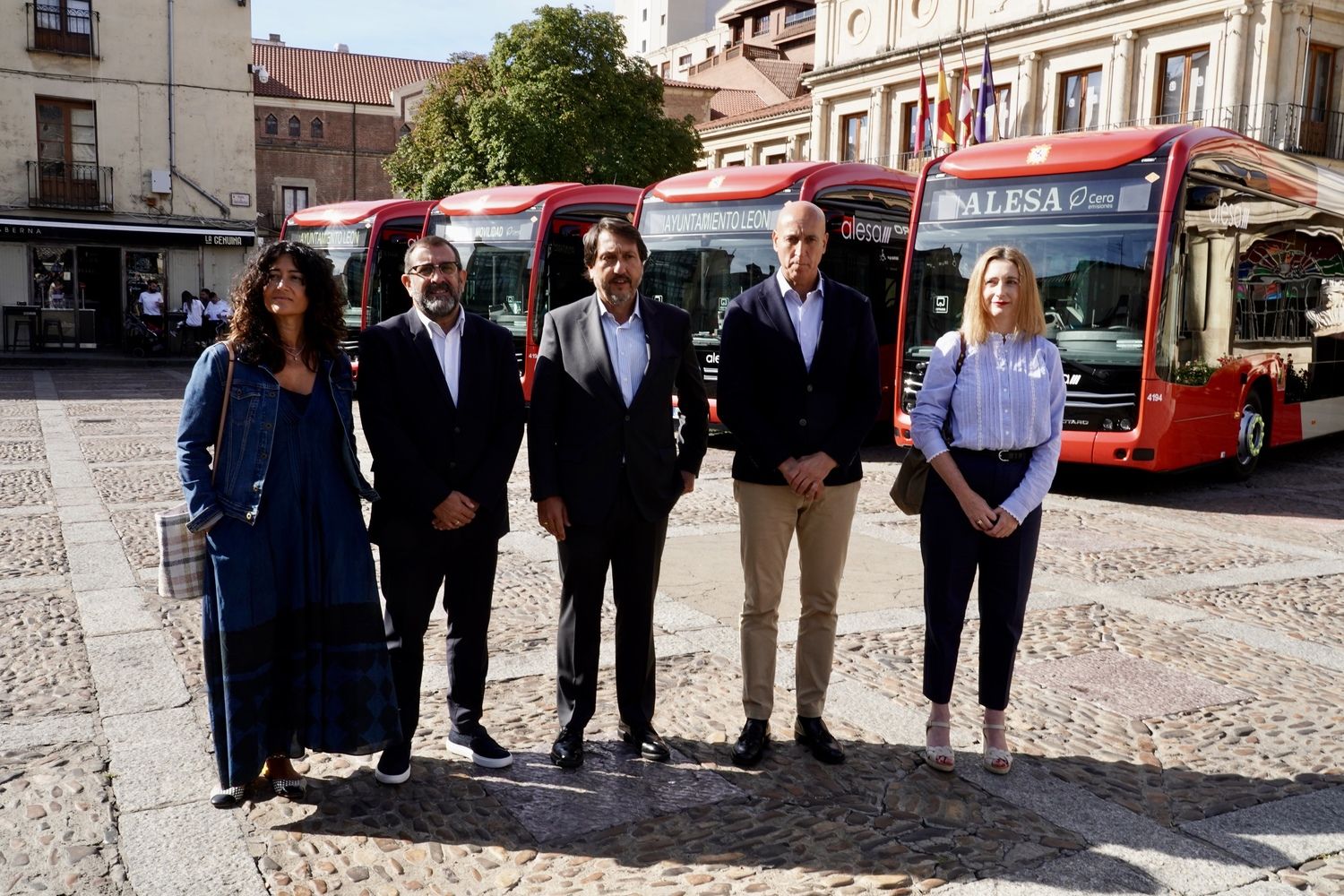 Presentación de los nuevos autobuses municipales de León