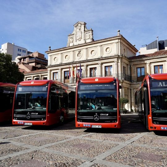 León tiende la mano a Burgos: El Ayuntamiento cede ocho autobuses tras el incendio que calcinó 39 vehículos
