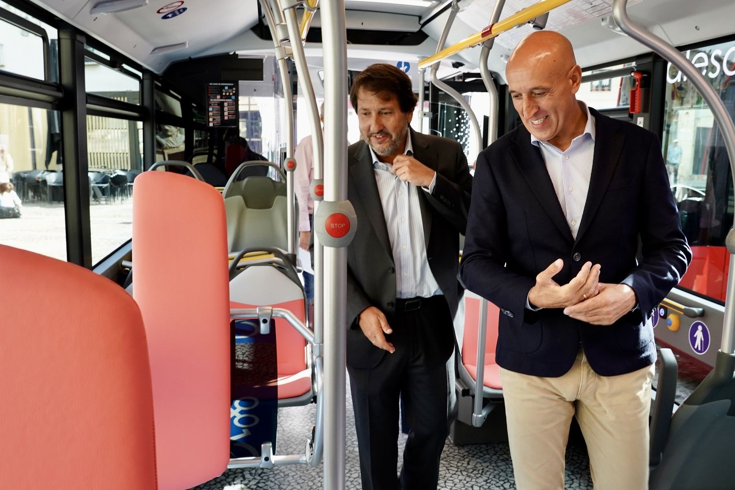 Presentación de los nuevos autobuses municipales de León