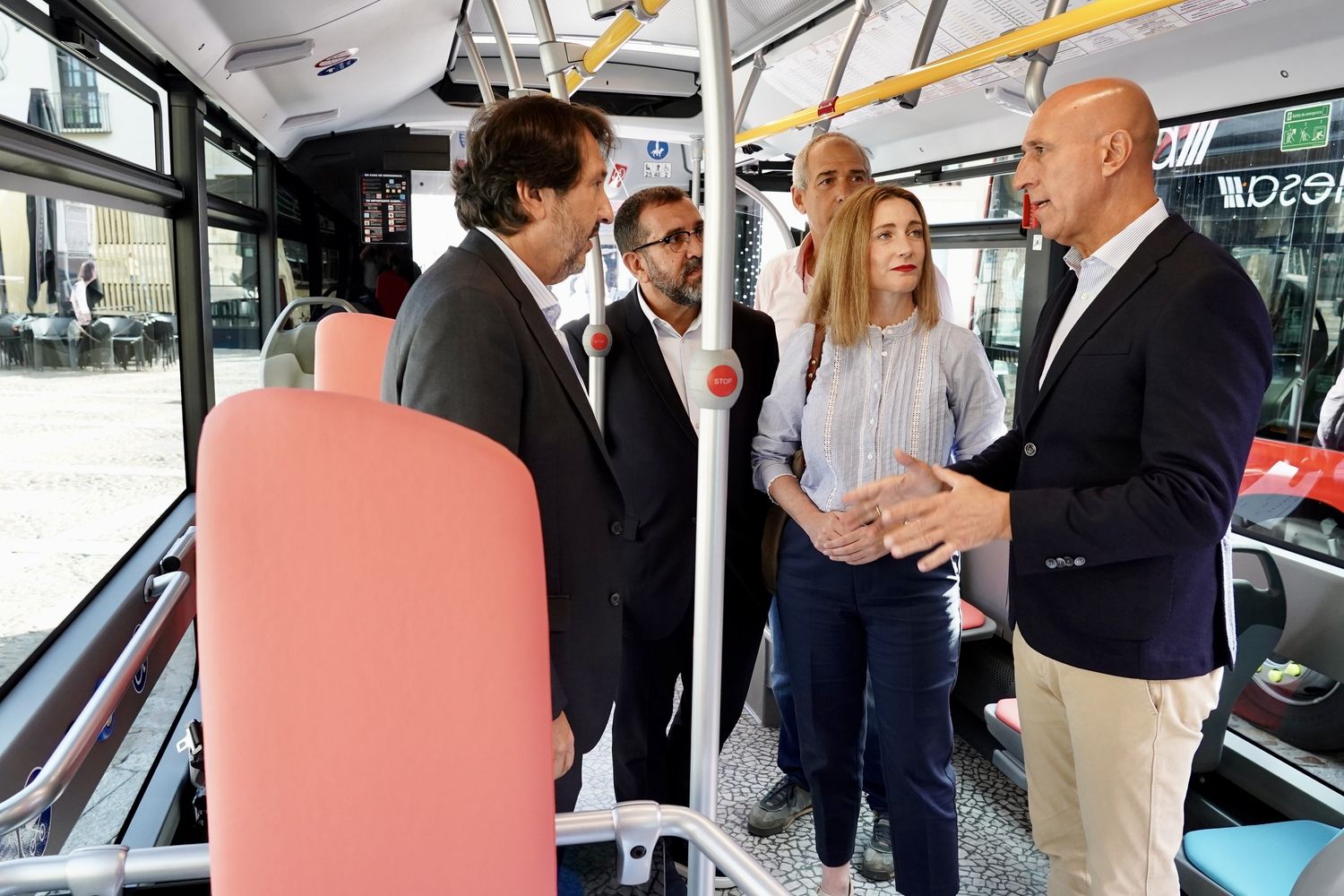 Presentación de los nuevos autobuses municipales de León