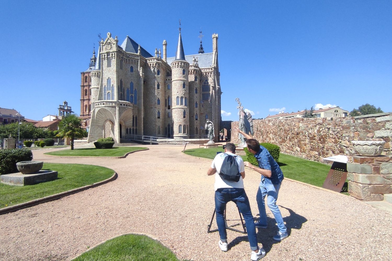 El Palacio de Gaudí y el chocolate de Astorga, protagonistas en 'Luis por el Mundo' en el programa especial de 'Más Vale Tarde'  - Redes Palacio de Gaudi