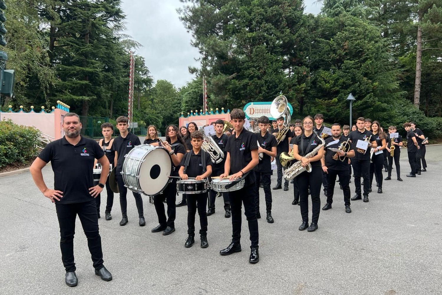 La Banda Juvenil de  Odón Alonso Ordás  de La Bañeza (León) triunfa en el desfile de Disneyland París - Facebook Emm La Bañeza Odón Alonso