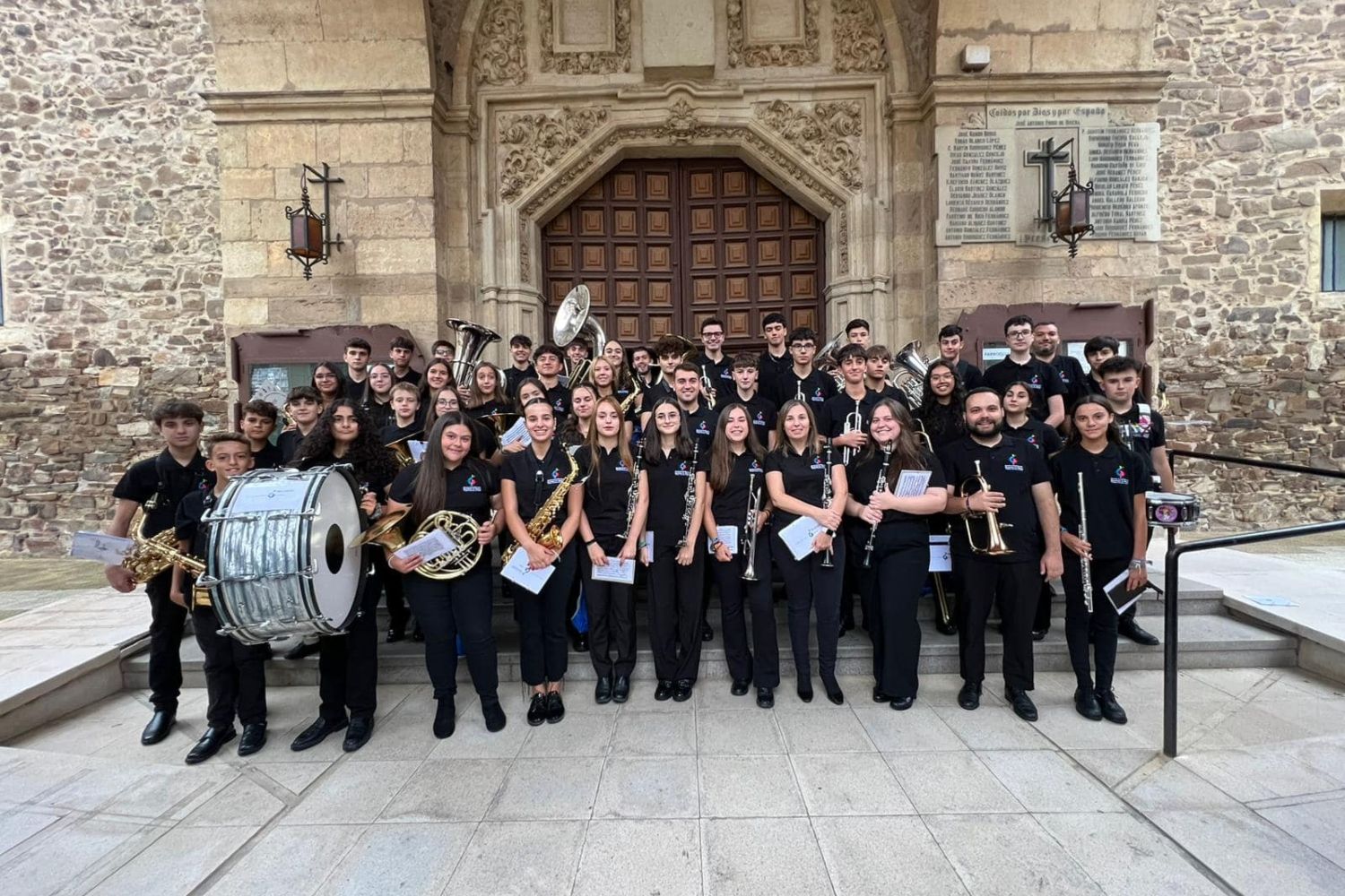 La Banda Juvenil deOdón Alonso Ordásde La Bañeza (León) triunfa en el desfile de Disneyland Parí (1)