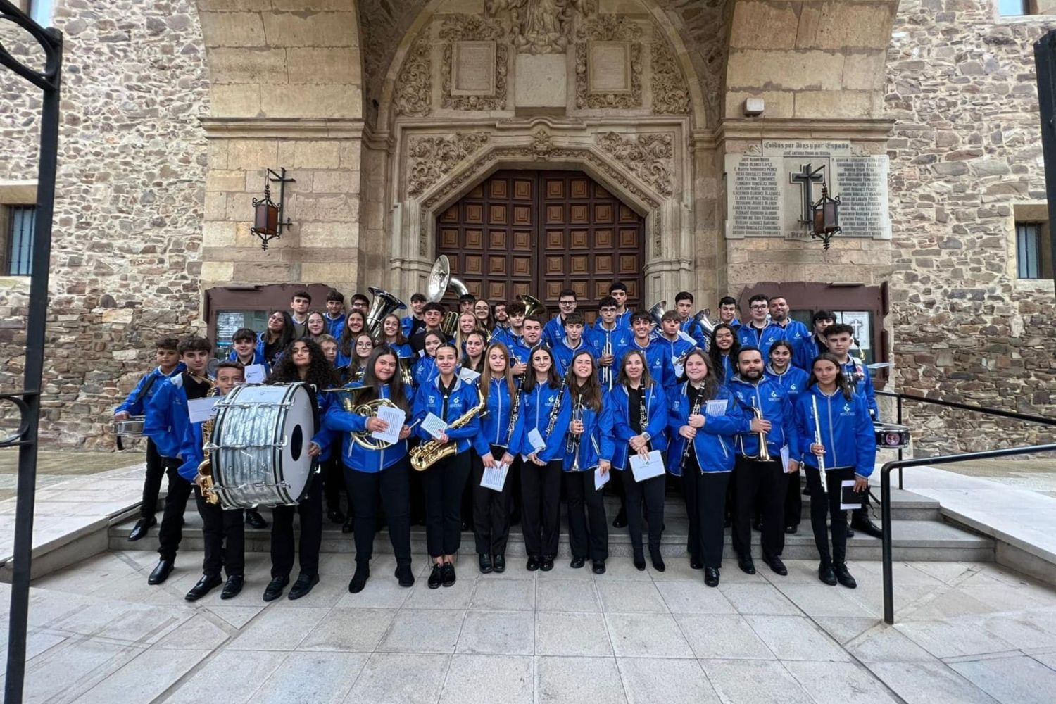 La Banda Juvenil deOdón Alonso Ordásde La Bañeza (León) triunfa en el desfile de Disneyland Parí (2)