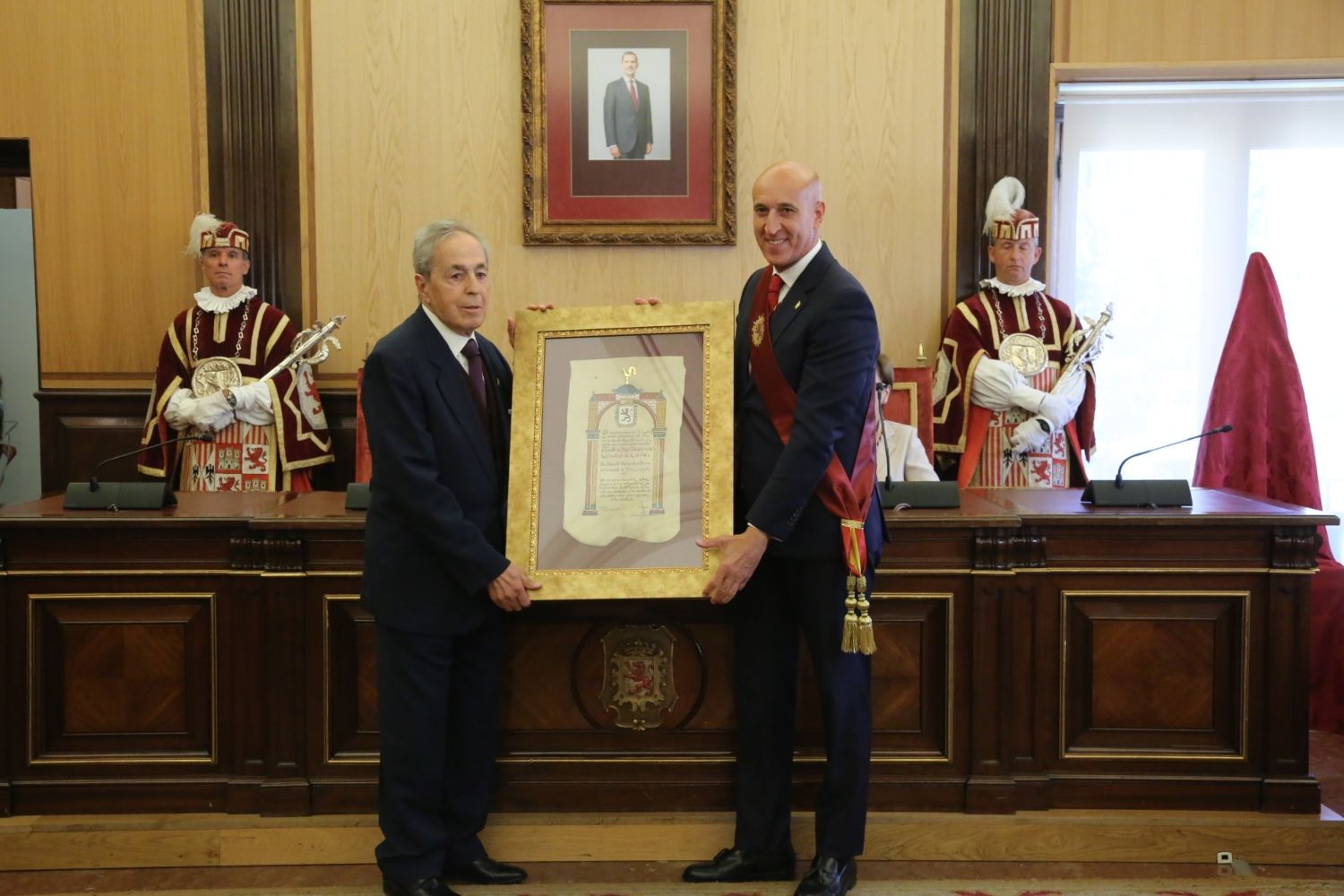 El excónsul de Portugal recibe el título de Hijo Adoptivo de León