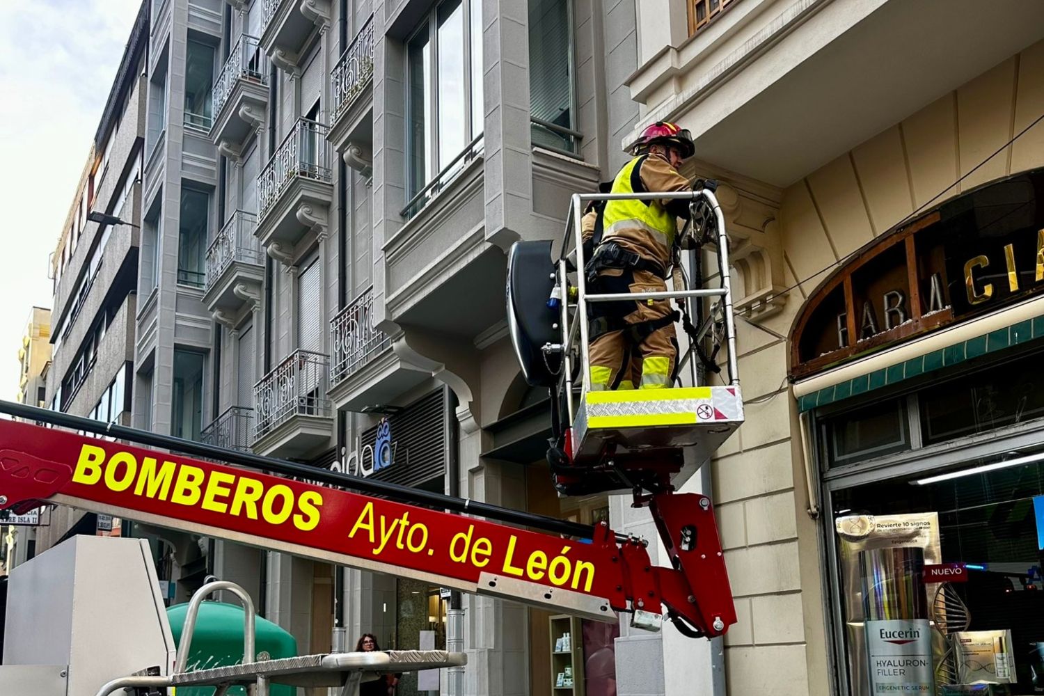 Los Bomberos de León retiran un cartel desprendido en la Avenida Padre Isla