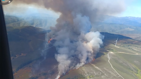 Hasta 30 medios aéreos y terrestres se despliegan ya en el incendio de Brañuelas de nivel 1